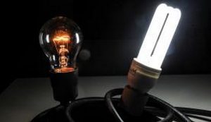 Lâmpadas incandescentes (esq.) devem ser substituídas por versões mais econômicas, como as de LED (dir.) (Foto: Marcello Casal Jr/Agência Brasil)