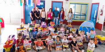 Administração Municipal faz entrega de quase mil novos brinquedos para Educação Infantil