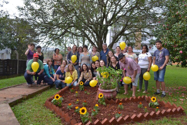 Casa Mental planta girassóis em alusão ao Setembro Amarelo