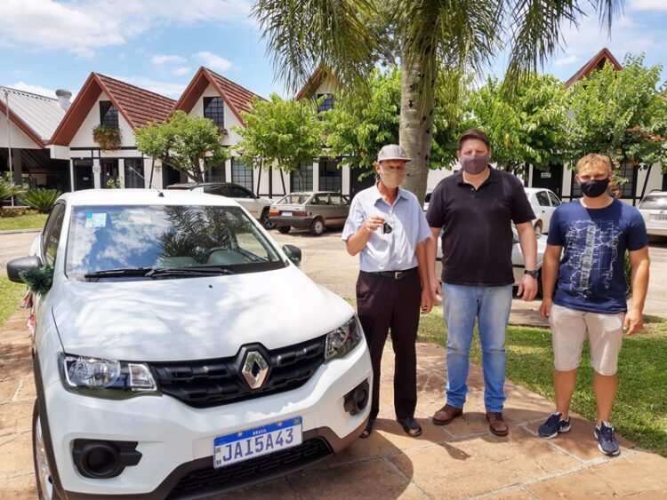 Segundo carro da campanha Natal dos Sonhos é oficialmente entregue