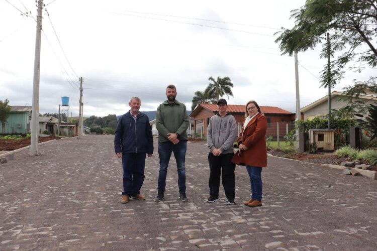 Modelo de pavimentação associativa conclui mais quatro ruas