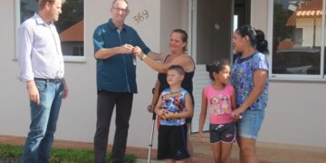 Emoção marca entrega das chaves aos moradores do Nova Morada