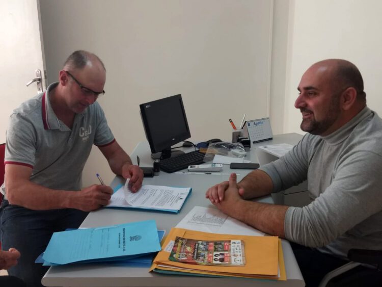 Administração formaliza contrato de prestação de serviços com a Orquestra Municipal de Bom Retiro do Sul