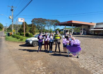Parada alerta para violência contra a mulher