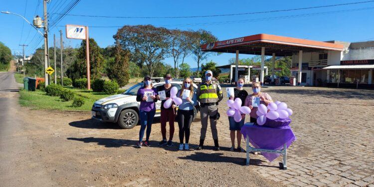 Parada alerta para violência contra a mulher