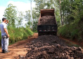 Secretaria de Obra dá continuidade ao trabalho de alargamento de estradas no interio