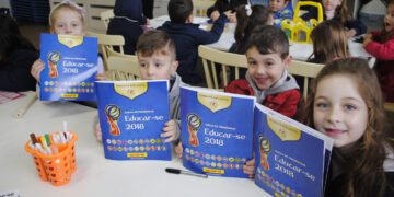 Álbum de figurinhas é atração de volta às aulas na Escola Educar-se