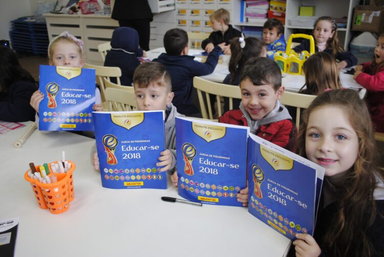 Álbum de figurinhas é atração de volta às aulas na Escola Educar-se