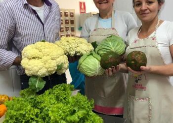 Agricultores fornecem alimentos para merenda