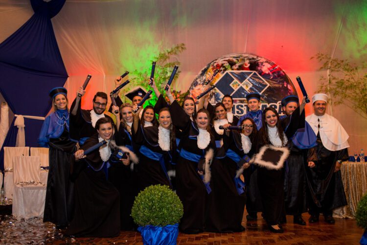 Solenidade de formatura marca importante etapa na vida de estudantes