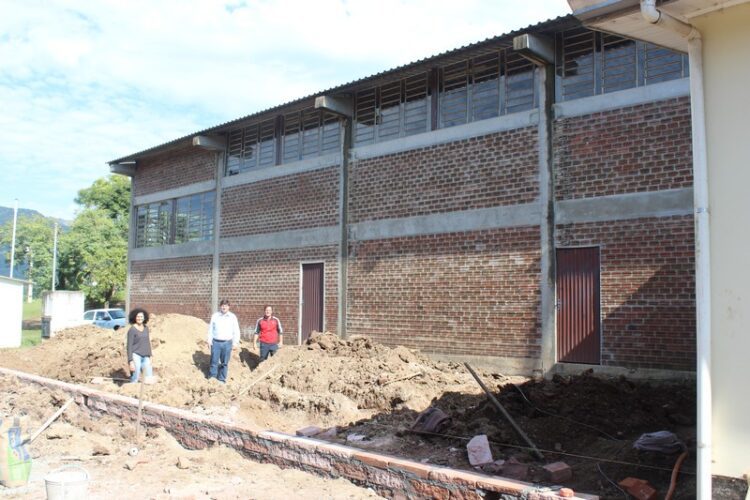 Distrito de Palmas recebe nova rede de água e ampliação de ginásio municipal