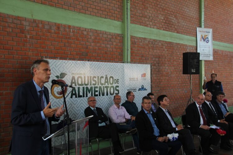Cerimônia em Estrela marca doação de 19 toneladas de leite em pó para Apaes
