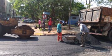 Asfalto junto a Praça Henrique Roolaart é refeito