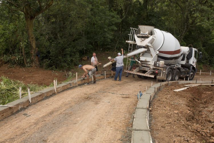 Administração pavimenta comunidades do interior
