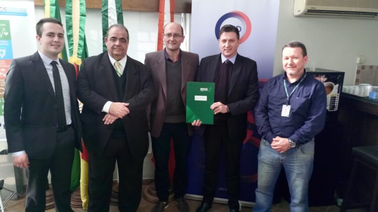 Estrela firma termo com BRDE para pavimentação de ruas
