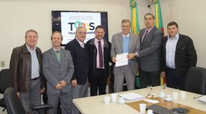 Prefeito Rafael Mallmann (5° esq.p/dir.) assinou convênio que permitirá execução da obra (Kika Rauber/Secretaria Estadual dos Transportes)