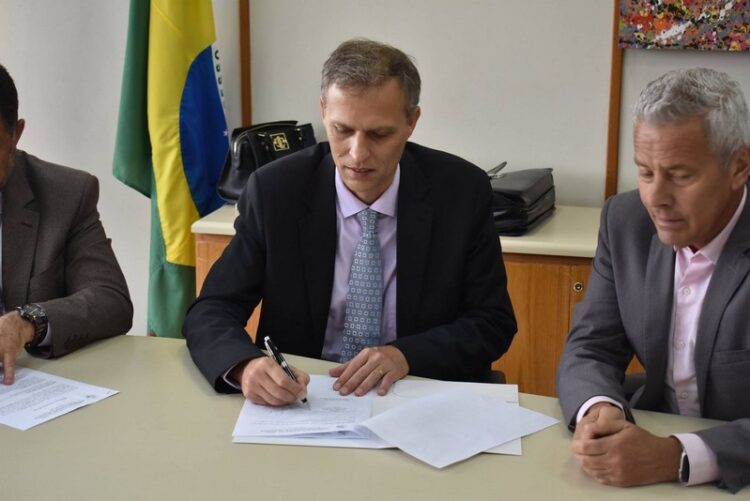 Estrela firma Termo de Concessão de prédio para a 16ª CRS