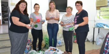 Tampas e garrafas de pet, latinhas e cartelas de remédio: lixo que se transforma em solidariedade