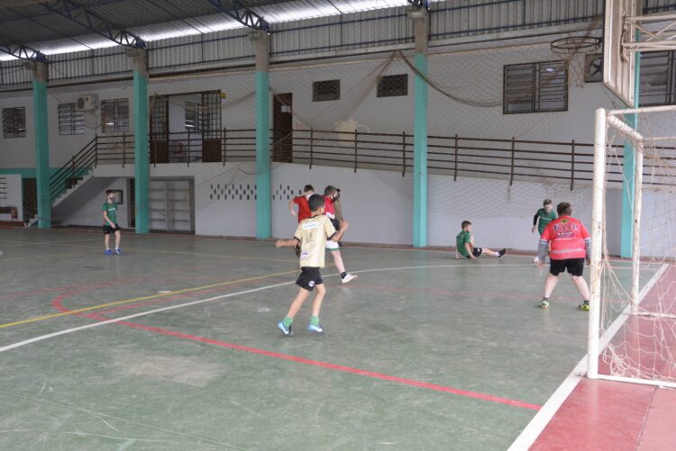 Prática do futsal contribui para a criatividade e permite a socialização