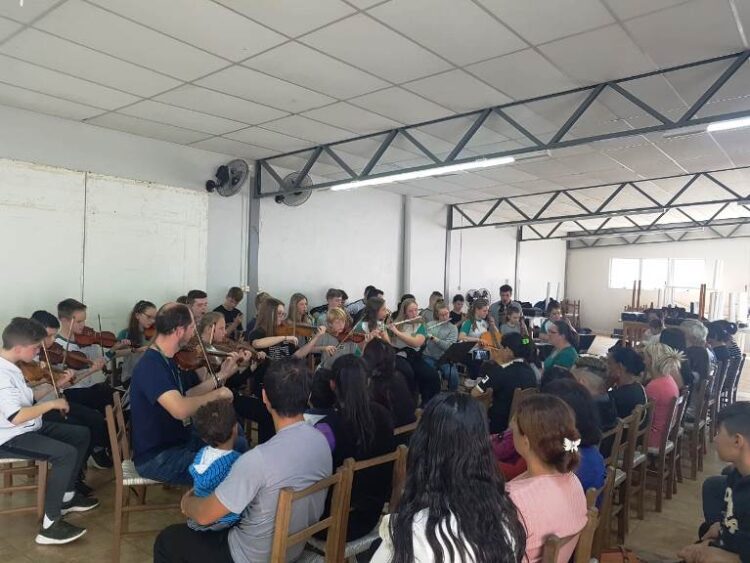 Conjunto Instrumental do Colégio Teutônia beneficia mais de 60 famílias do grupo Superação, do Cras
