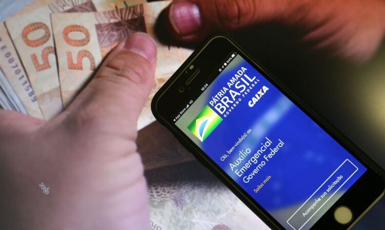 3,4 milhões de brasileiros nascidos em abril já podem sacar auxílio emergencial