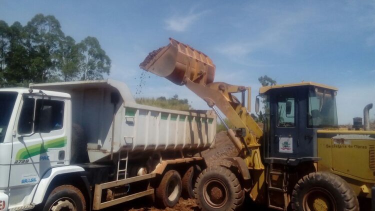 Demanda de munícipes superou as 670 cargas de material e 600 horas de serviços de máquinas em 2017