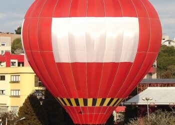 Voo cativo de balão é uma das atrações do Natal em Estrela