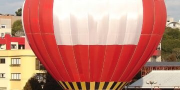 Voo cativo de balão é uma das atrações do Natal em Estrela