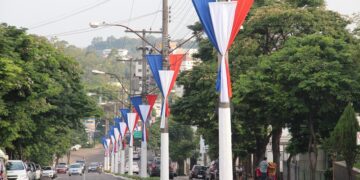 Vias de Estrela recebem enfeites e cuidados para aniversário do município