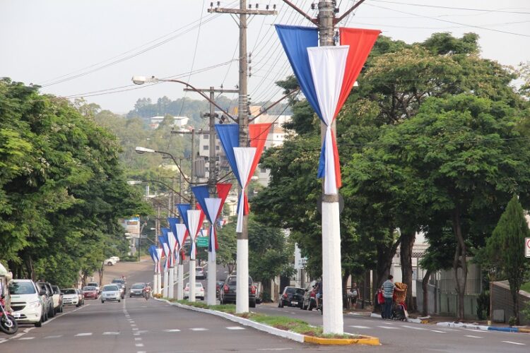 Vias de Estrela recebem enfeites e cuidados para aniversário do município