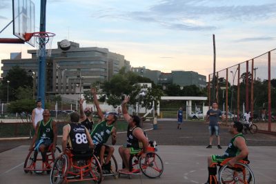 Evento contou com demonstração de basquete de cadeirantes  (Foto: Paulo Ricardo Schneider)