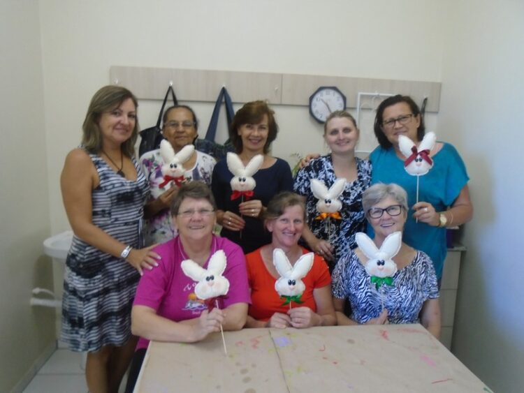 Mulheres confeccionam coelhos em oficina do Cras