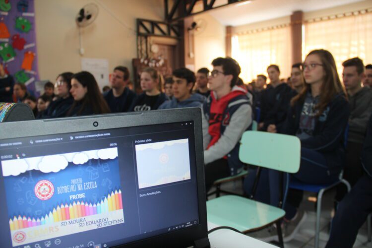Programa Bombeiro na Escola começa por Estrela