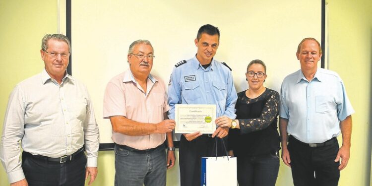 Bombeiros de Teutônia neutralizam gases poluentes