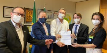 Comitiva encaminha projetos em Brasília