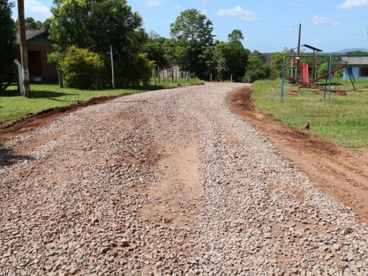 Secretaria de Obras trabalha na recuperação de estradas no interior e de rede pluvial