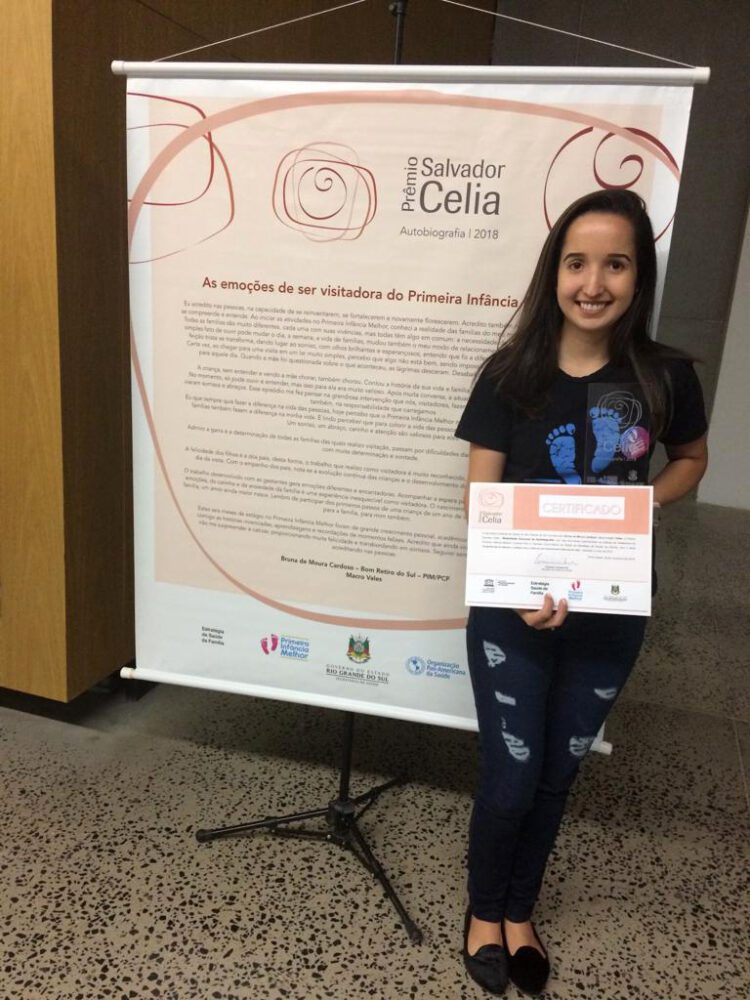 Bom-retirense recebe o prêmio Salvador Celia por sua atuação no programa Primeira Infância Melhor