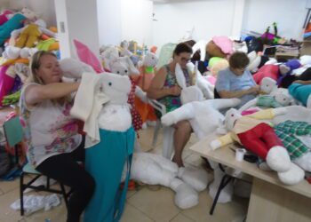 Oficina prepara decoração de Páscoa
