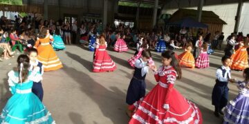 Talentos locais se apresentam durante o evento