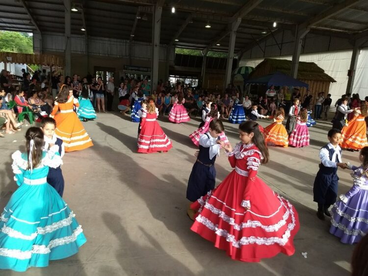 Talentos locais se apresentam durante o evento