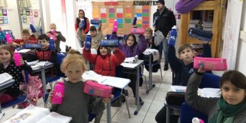 Alunos recebem kits de campanha fiscal