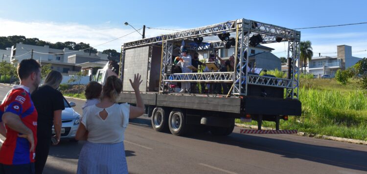 Caravana Luminosa leva o Natal aos bairros e localidades de Estrela