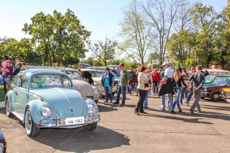 Exposição reúne carros e motos antigos na Estrela Multifeira