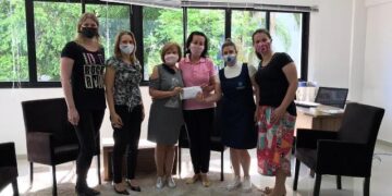 Núcleo de Mulheres repassa valores à Liga Feminina de Combate ao Câncer de Encantado