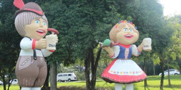 De roupa nova, Chuc e Rute dão boas vindas aos visitantes