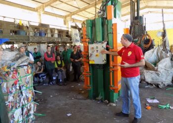 Trabalhadores do aterro sanitário recebem treinamento para prevenir acidentes