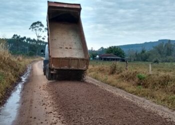 Secretaria de Obras faz trabalhos emergências em ruas e estradas