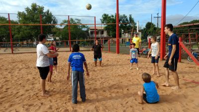 Atividades recreativas e esportivas, como vôlei e basquete, são proporcionadas para as crianças (Foto: Paulo Ricardo Schneider)