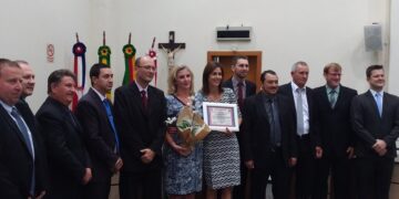Homenageada pelo Legislativo, primeira-dama dedica distinção às mulhere