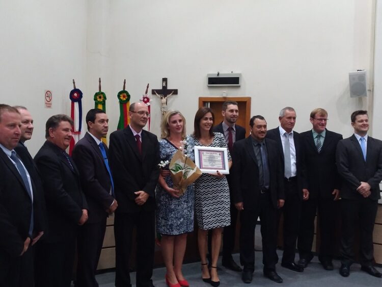 Homenageada pelo Legislativo, primeira-dama dedica distinção às mulhere
